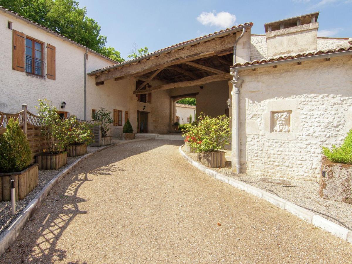 Luxury Apartment With Terrace Saint-Preuil Exterior photo